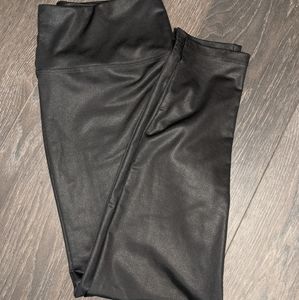 Shiny black leggings